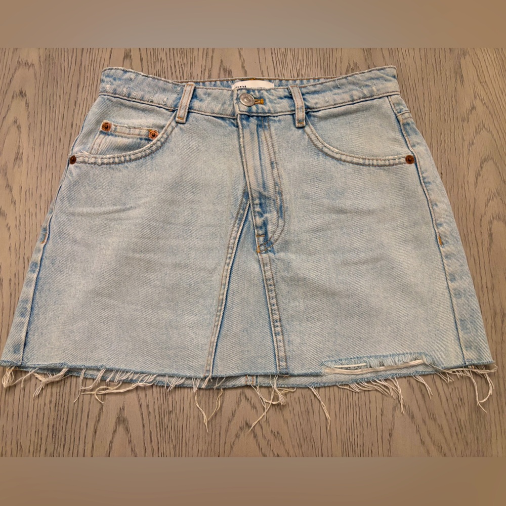 Zara Light Wash Raw Hem Denim Mini Skirt Size M